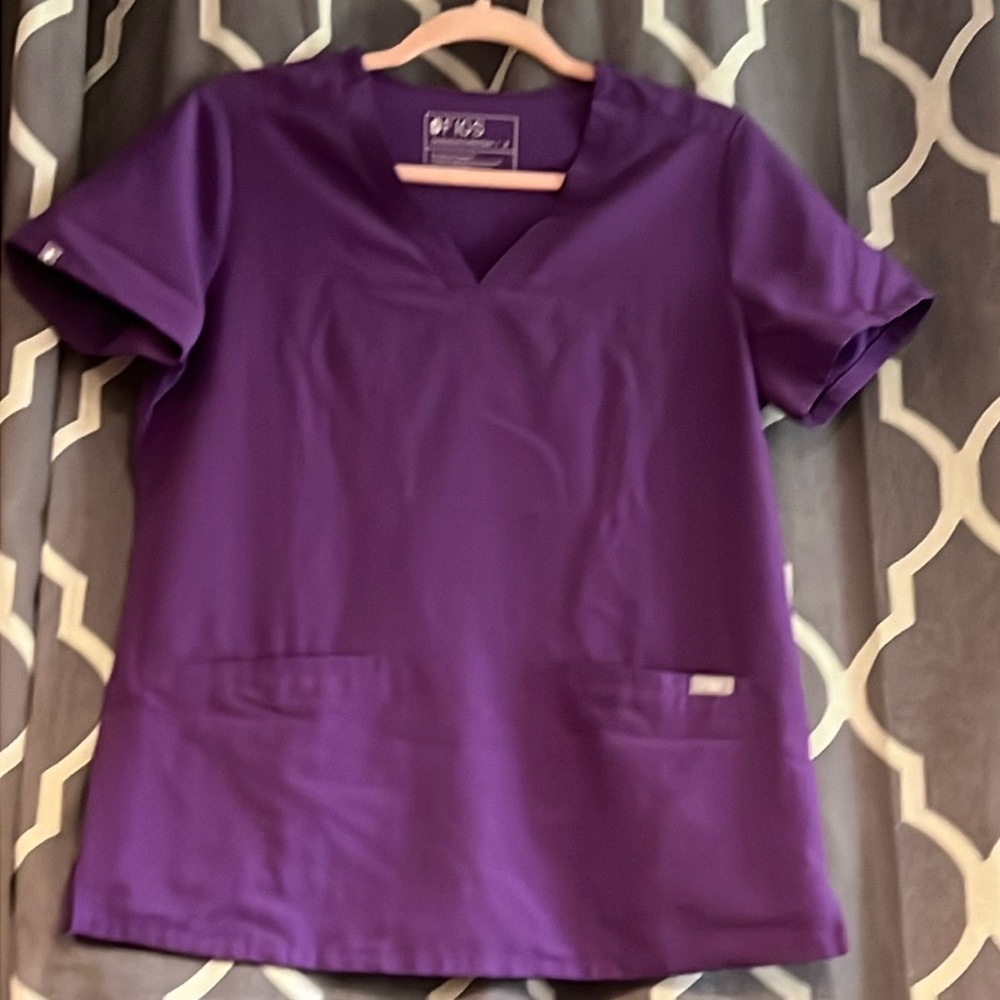 Figs Casma scrub top size small Ultraviolet po#1651 in EUC!